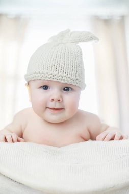 Yeni doğmuş bir bebek yumuşak bir yatakta yatıyor. Çocukların duyguları..