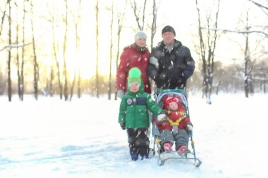 Genç aile kış parkında