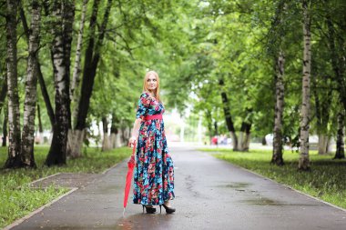 Bir şemsiye ile sokakta kız