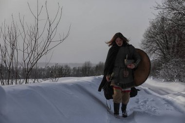 Defender'ı posta zırh genç savaşçı