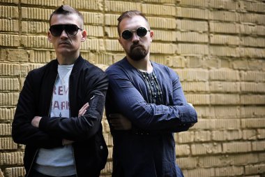 İki erkek güneş gözlüğü 