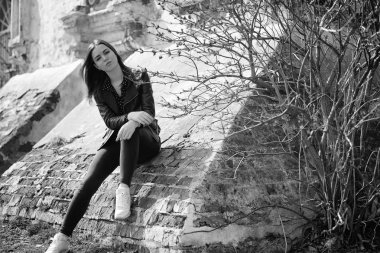 Bahar şehrin içinden bir yürüyüşte kız