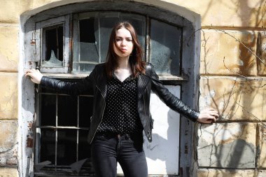 Bahar şehrin içinden bir yürüyüşte kız