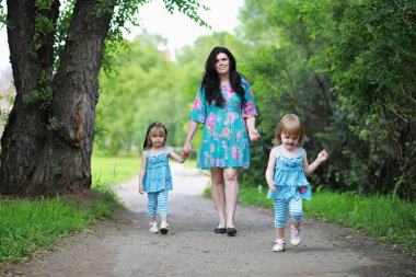 Annem ve iki kızım var.