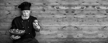 Çiftçi sebze ile üniformalı eski