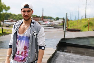 Bir sakallı bir genç adamla