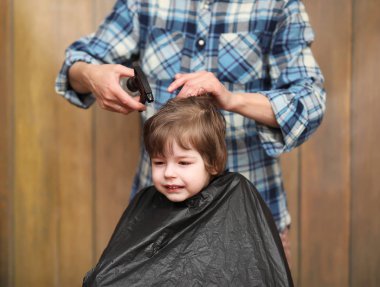 Küçük bir çocuk kuaförparlak duygular kesilmiş 