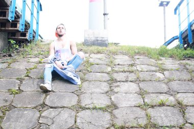 Bir sakallı bir genç adamla