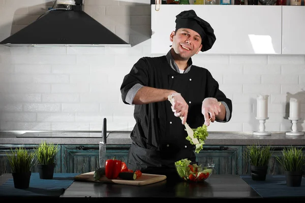 Homem Cozinheiro Preparando Comida Mesa Cozinha Vegetais — Fotografia de Stock