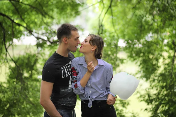 Schönes junges Paar auf einem Spaziergang — Stockfoto