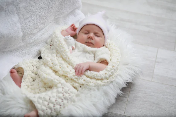 Bébé Nouveau Dormant Enveloppé Dans Blanc Chaud — Photo