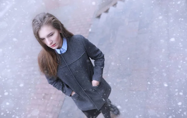 Menina jovem ao ar livre no inverno. Modelo menina posando ao ar livre em um w — Fotografia de Stock
