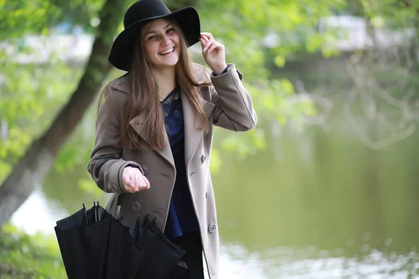 Fiatal lány, egy kabát, egy tavaszi parkban — Stock Fotó