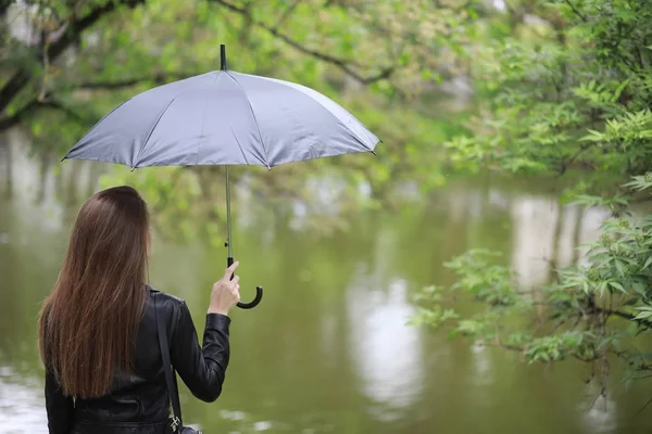 Yeşil parktaki genç kız — Stok fotoğraf