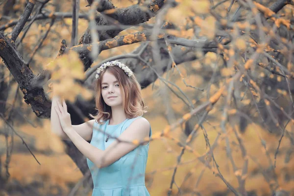 Junges Mädchen Spaziert Herbst — Stockfoto
