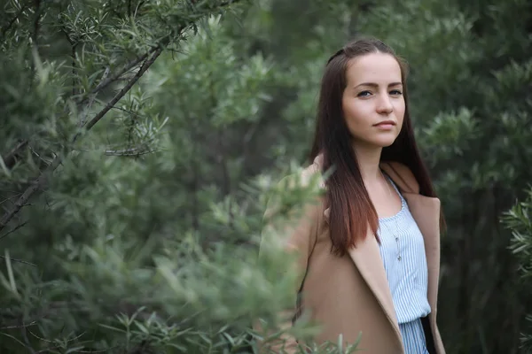 Giovane ragazza in un parco verde — Foto Stock