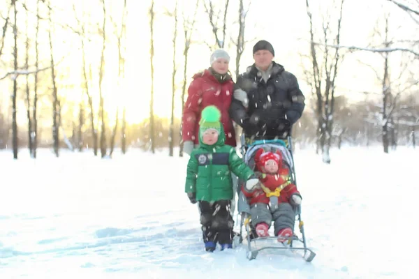 Familia joven en el parque de invierno — Foto de Stock