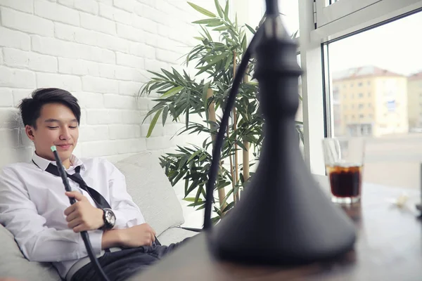 Ein Junger Asiatischer Geschäftsmann Wartet Einem Café Auf Einen Partner — Stockfoto