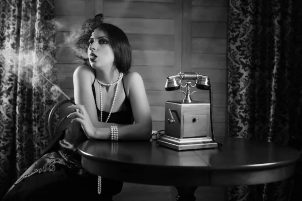 Красива дівчина 1930-х палить монохром — стокове фото