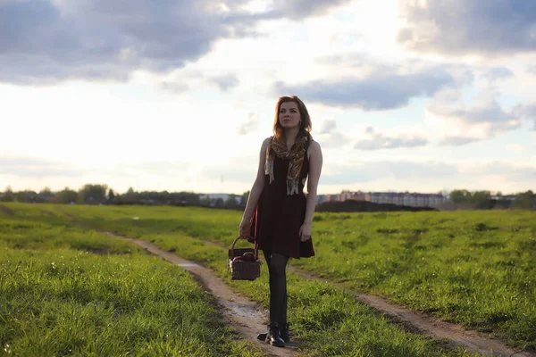 Ein Mädchen Mit Hut Bei Einem Spaziergang Park Ein Mädchen — Stockfoto