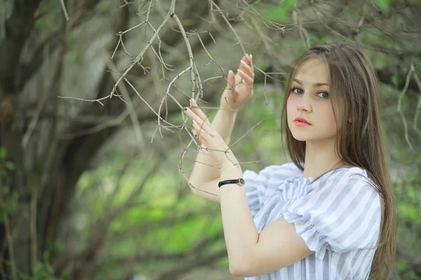 Una chica en un parque verde de primavera —  Fotos de Stock