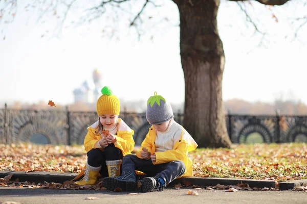 Les enfants marchent dans le parc d'automne — Photo