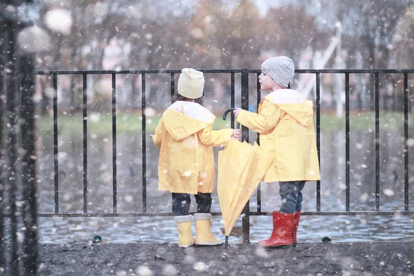 I bambini camminano nel parco prima neve — Foto Stock