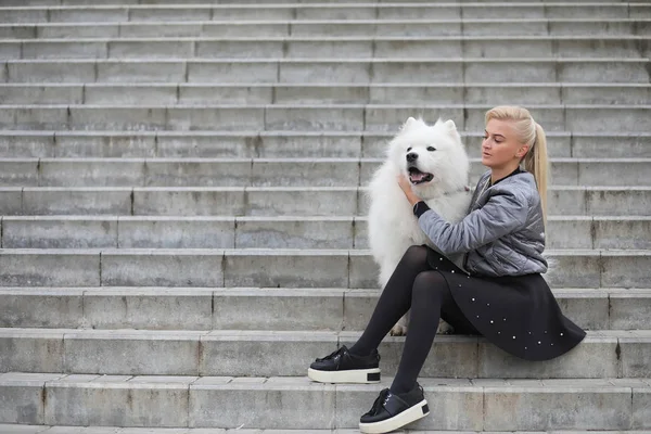 Menina encantadora em um passeio com um belo cão — Fotografia de Stock