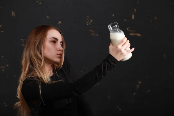 Chica joven bebe leche de una botella — Foto de Stock