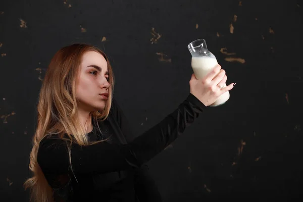 Junges Mädchen trinkt Milch aus einer Flasche — Stockfoto