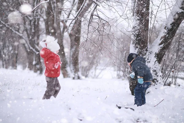 I bambini camminano nel parco prima neve — Foto Stock