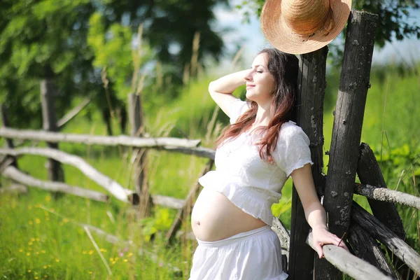 Έγκυος Γυναίκα Στη Φύση Για Ένα Καλοκαίρι Πόδια — Φωτογραφία Αρχείου