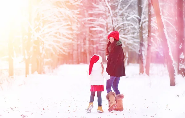 Un cuento de hadas de invierno, una joven madre y su hija montan en un trineo —  Fotos de Stock