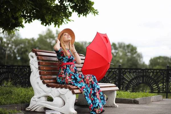 Κορίτσι στο δρόμο με μια ομπρέλα — Φωτογραφία Αρχείου
