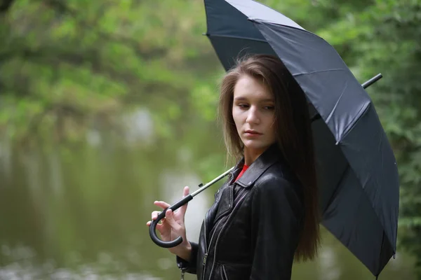 Młoda dziewczyna w zielonym parku — Zdjęcie stockowe