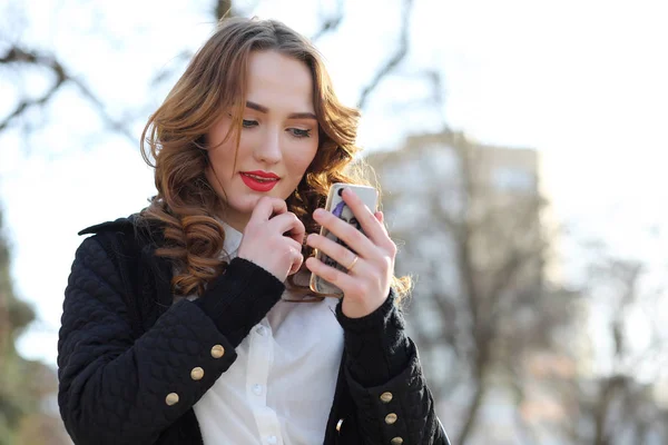 Mujer Negocios Traje Aire Libre Con Teléfono Móvil —  Fotos de Stock