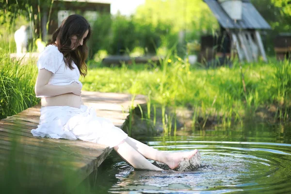 Gravid Kvinna Natur För Promenad Sommar — Stockfoto