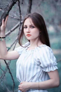 Bir kız bir bahar yeşil park