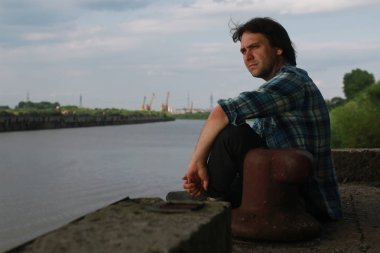 Sanayi bölgesi içinde bir sakallı