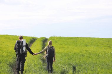 Bir sırt çantası ile yürüyerek seyahat