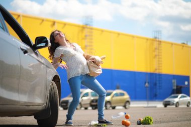 Alışveriş yapan hamile kadın marketten geliyor.