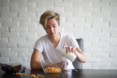 Kahvaltıda sütlü Mısır gevreği