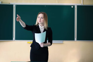 Genç öğretmen okul sınıf