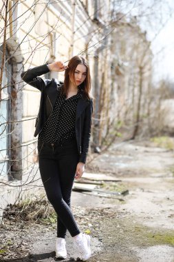 Bahar şehrin içinden bir yürüyüşte kız