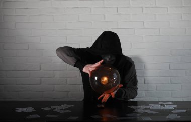 Bir fortune teller top olan bir adam