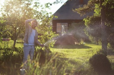 Adam çiftçi sebze Bahçe sulama