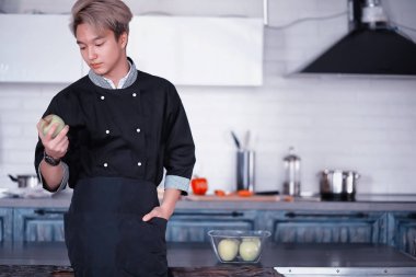 Mutfakta Asya aşçı gıda aşçı elbiseli hazırlar