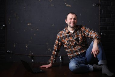 Koruyucu bir kask içinde erkek mimar Oluşturucu