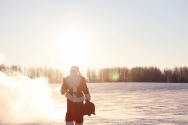 Kış alanındaki Noel Baba. Noel Baba büyülü sis th yürüyor