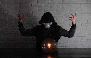 Bir fortune teller top olan bir adam